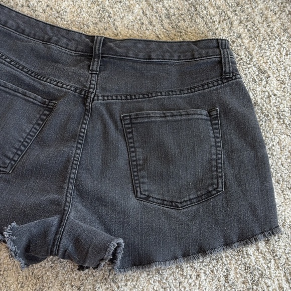 Women's Black Denim Shorts
2front/ 2back pockets
zip and button front closure - Picture 7 of 10